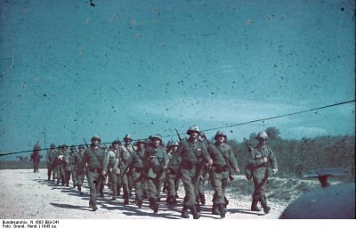 Bundesarchiv_N_1603_Bild-241,_Rum%C3%A4nische_Infanterie_auf_dem_Marsch.jpg