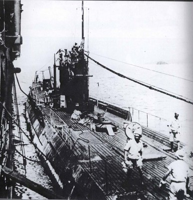 I-121 refueling, 1942 Nihon no Gunkan v#12.jpg