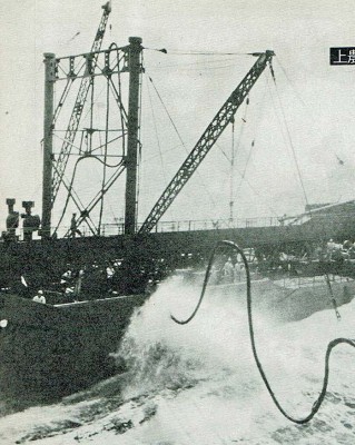 Kyokuto Maru midship refueling kingposts.jpg